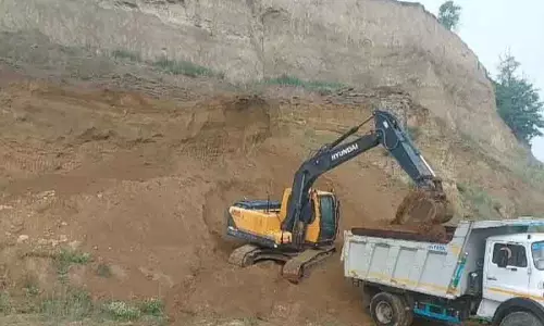 राजस्व विभाग ने Shopian में अवैध खनन पर कार्रवाई की राजस्व विभाग ने Shopian में अवैध खनन पर कार्रवाई की