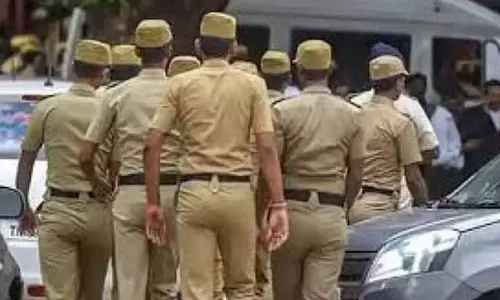 Thoothukudi: पुलिस ने तीर्थयात्रियों के लिए रिफ्लेक्टिव स्टिकर जारी किए Thoothukudi: पुलिस ने तीर्थयात्रियों के लिए रिफ्लेक्टिव स्टिकर जारी किए