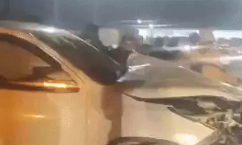 एक्सप्रेसवे पर भीषण हादसा, अज्ञात वाहन की टक्कर से कार खाई में गिरी, दो युवकों की मौत
