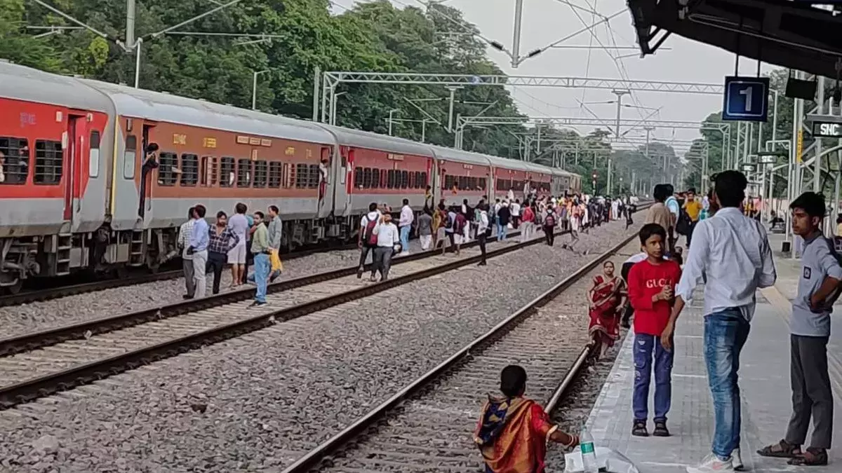 Farrukhabad: रेलवे स्टेशनों पर अफरातफरी का माहौल Farrukhabad: रेलवे स्टेशनों पर अफरातफरी का माहौल