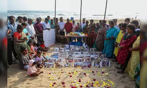 Tamil Nadu में दूध और फूल चढ़ाकर और मौन जुलूस निकालकर 21वीं सुनामी बरसी मनाई गई Tamil Nadu में दूध और फूल चढ़ाकर और मौन जुलूस निकालकर 21वीं सुनामी बरसी मनाई गई