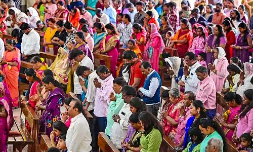Christmas in Bengaluru : ब्रिगेड रोड और चर्च स्ट्रीट पर भीड़ जमा हुई Christmas in Bengaluru : ब्रिगेड रोड और चर्च स्ट्रीट पर भीड़ जमा हुई