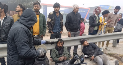 Kanpur: हाईवे पर मोबिल ऑयल फैलने से मची अफरा-तफरी Kanpur: हाईवे पर मोबिल ऑयल फैलने से मची अफरा-तफरी