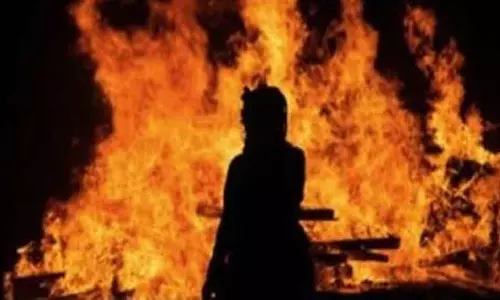Hyderabad : पति ने बच्चों के सामने पत्नी को आग लगा दी, बेटी को धक्का दिया और भाग गया