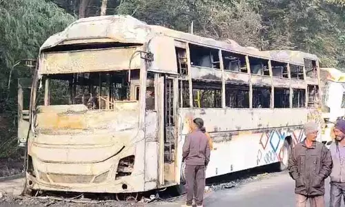 Rourkela में 2 करोड़ रुपये की प्राइवेट बस में आग लगाई गई, बदमाशों की तलाश जारी Rourkela में 2 करोड़ रुपये की प्राइवेट बस में आग लगाई गई, बदमाशों की तलाश जारी