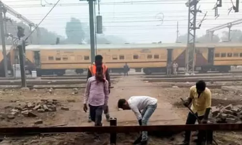 Shahjahanpur: रोजा में ट्रेन-बाइक टक्कर, मौके पर कोहराम Shahjahanpur: रोजा में ट्रेन-बाइक टक्कर, मौके पर कोहराम