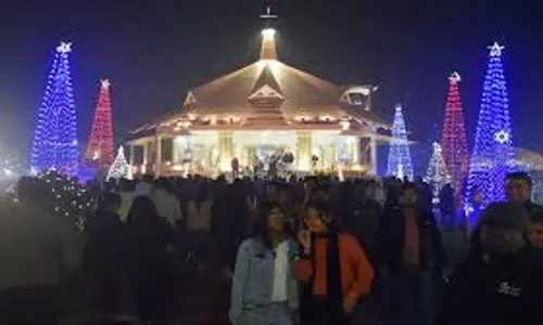 Bareilly: क्रिसमस के अवसर पर गिरजाघरों में उमड़ी भीड़ Bareilly: क्रिसमस के अवसर पर गिरजाघरों में उमड़ी भीड़