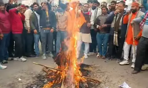 Bareilly: विहिप ने जताया नाराजगी, बांग्लादेश पर सवाल उठाए Bareilly: विहिप ने जताया नाराजगी, बांग्लादेश पर सवाल उठाए