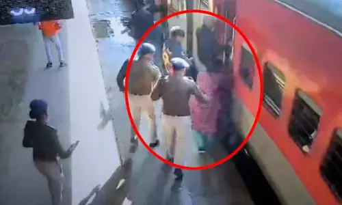 चलती ट्रेन और प्लेटफॉर्म के बीच फंसी महिला, RPF ने 7 सेकंड में बचाया