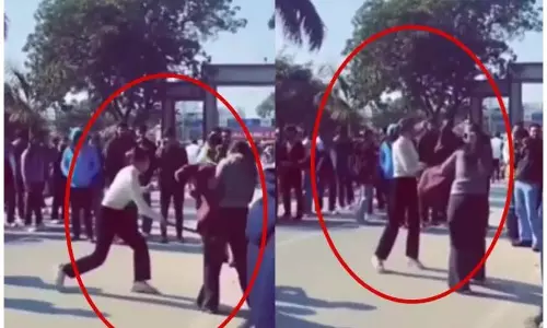 कॉलेज के बाहर छात्राओं की सरेआम मारपीट, बेल्ट से किया हमला, देखें VIDEO... कॉलेज के बाहर छात्राओं की सरेआम मारपीट, बेल्ट से किया हमला, देखें VIDEO...