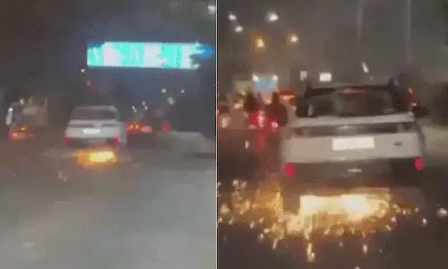 शराबी car driver ने बाइक को टक्कर मारी और उसे 500 मीटर तक घसीटा शराबी car driver ने बाइक को टक्कर मारी और उसे 500 मीटर तक घसीटा