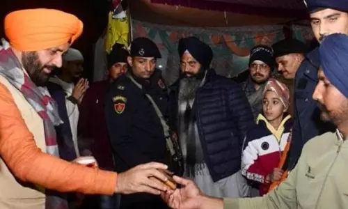 Chandigarh: अंबाला-कुरुक्षेत्र मार्ग पर CM सैनी ने किया सामाजिक योगदान