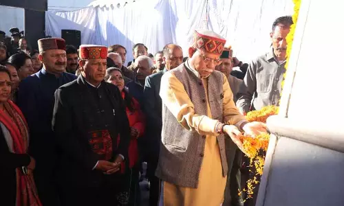 राज्यपाल, CM ने वाजपेयी की जयंती पर उन्हें पुष्पांजलि अर्पित की राज्यपाल, CM ने वाजपेयी की जयंती पर उन्हें पुष्पांजलि अर्पित की