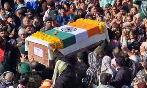 शहीद JCO का पूरे सैन्य सम्मान के साथ अंतिम संस्कार किया गया