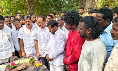 पूर्व मंत्री Jagadish Reddy ने कई परिवारों के प्रति संवेदना व्यक्त की पूर्व मंत्री Jagadish Reddy ने कई परिवारों के प्रति संवेदना व्यक्त की