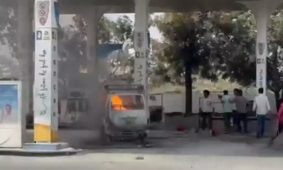 Hyderabad के घाटकेसर में आग लगी वैन पेट्रोल पंप में जा घुसी Hyderabad के घाटकेसर में आग लगी वैन पेट्रोल पंप में जा घुसी