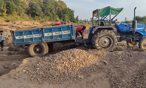 5 ट्रैक्टर ट्रॉलियां जब्त, अवैध रेत उत्खनन पर सख्त कार्रवाई 5 ट्रैक्टर ट्रॉलियां जब्त, अवैध रेत उत्खनन पर सख्त कार्रवाई