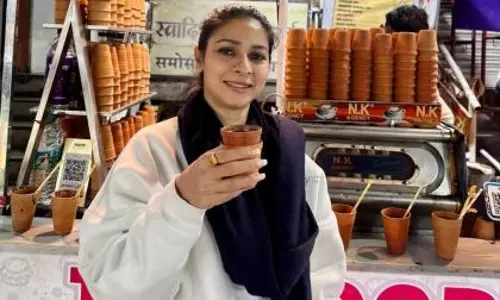 Tanisha मुखर्जी ने कुल्हड़ चाय के साथ आरामदायक पलों का आनंद लिया