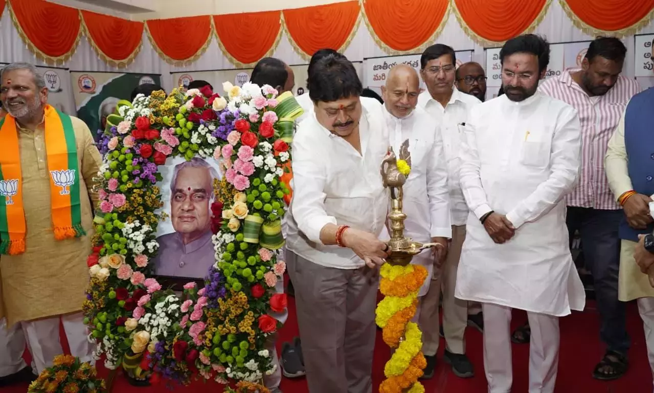 BJP नेताओं ने अटल की 101वीं जयंती पर श्रद्धांजलि दी BJP नेताओं ने अटल की 101वीं जयंती पर श्रद्धांजलि दी