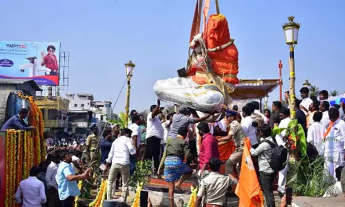 Karnataka : अरुण योगीराज द्वारा बनाई गई वाल्मिकी प्रतिमा बेल्लारी पहुंची Karnataka : अरुण योगीराज द्वारा बनाई गई वाल्मिकी प्रतिमा बेल्लारी पहुंची