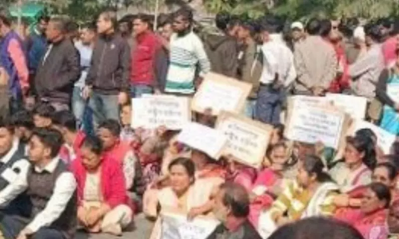 Assam: NH-715 डायवर्जन के विरोध में कालियाबोर-जखलाबंधा रोड अवरुद्ध Assam: NH-715 डायवर्जन के विरोध में कालियाबोर-जखलाबंधा रोड अवरुद्ध