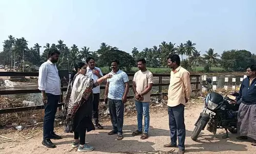 Hampi स्मारक के पास गंदगी जिला कलेक्टर ने निरीक्षण किया Hampi स्मारक के पास गंदगी जिला कलेक्टर ने निरीक्षण किया