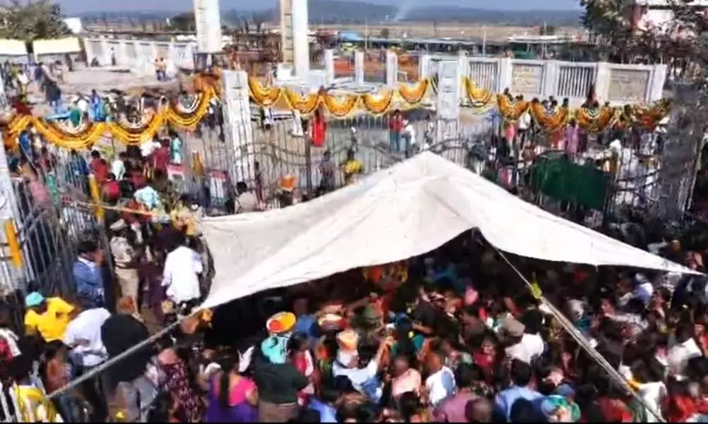 साल के आखिर की भीड़ के बीच Telangana के मंदिरों में भक्तों की भारी भीड़ उमड़ी साल के आखिर की भीड़ के बीच Telangana के मंदिरों में भक्तों की भारी भीड़ उमड़ी