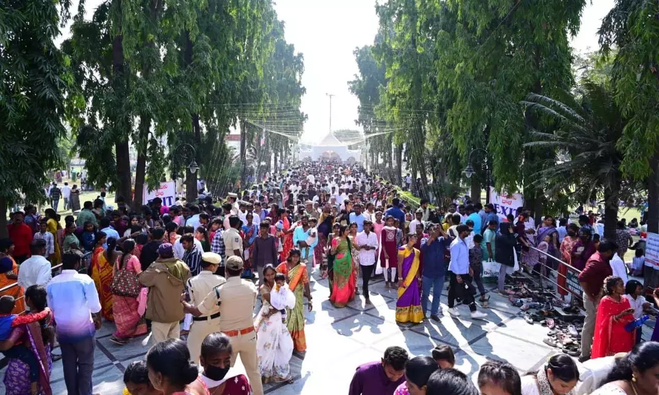 Telangana : मेडक में सीएसआई चर्च में भव्य क्रिसमस समारोह