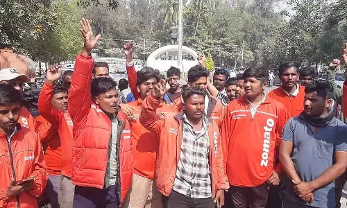 Vijayapura : ज़ोमैटो फ़ूड डिस्ट्रीब्यूटर्स का विरोध प्रदर्शन Vijayapura : ज़ोमैटो फ़ूड डिस्ट्रीब्यूटर्स का विरोध प्रदर्शन