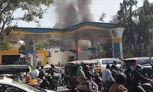 Pune : जंगली महाराज मंदिर के पास गैरेज में आग लगी, पांच फायर टेंडर मौके पर पहुंचे Pune : जंगली महाराज मंदिर के पास गैरेज में आग लगी, पांच फायर टेंडर मौके पर पहुंचे