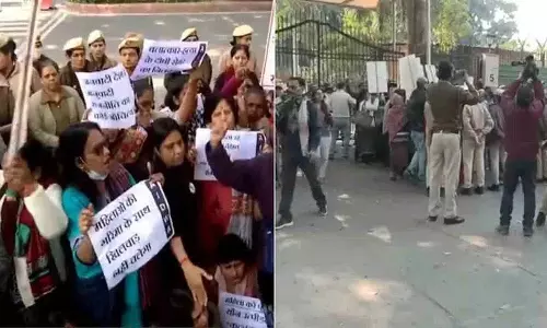 उन्नाव रेप केस के दोषी कुलदीप सेंगर को ज़मानत मिलने पर दिल्ली HC में विरोध प्रदर्शन उन्नाव रेप केस के दोषी कुलदीप सेंगर को ज़मानत मिलने पर दिल्ली HC में विरोध प्रदर्शन