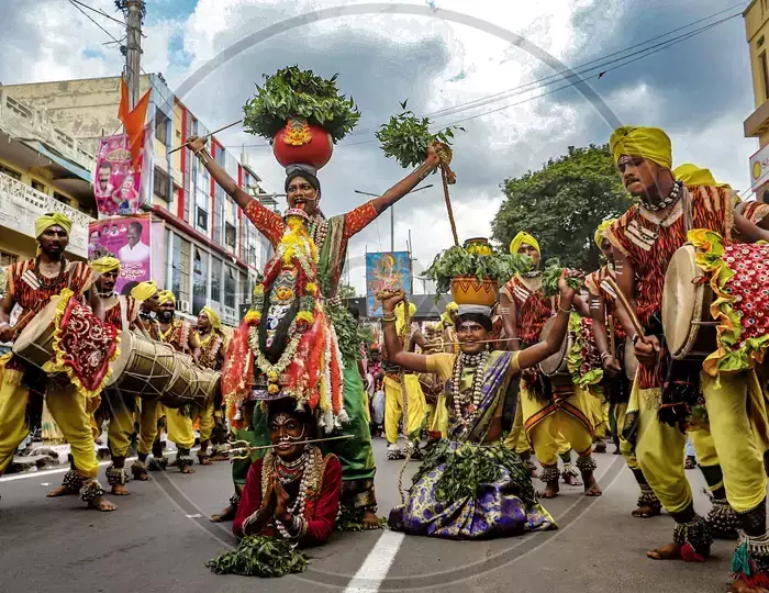 Andhra : रजोले में जथारा के दौरान गिरने से बोनाला डांसर की मौत Andhra : रजोले में जथारा के दौरान गिरने से बोनाला डांसर की मौत