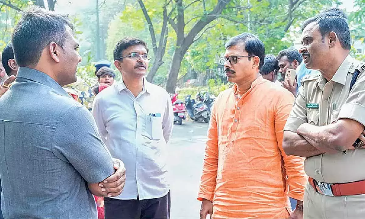 भूदेवी कॉम्प्लेक्स में लाठीचार्ज का दावा करने वाला वायरल वीडियो फर्जी है: SP भूदेवी कॉम्प्लेक्स में लाठीचार्ज का दावा करने वाला वायरल वीडियो फर्जी है: SP