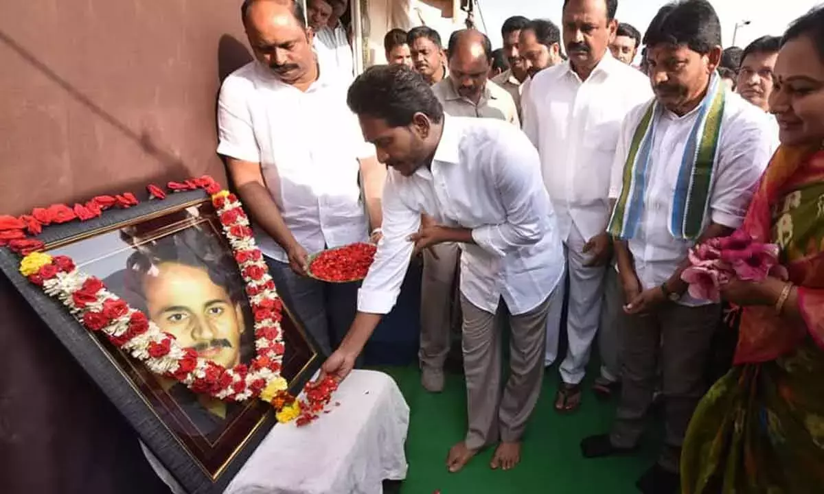 YS Jagan ने वंगावीति मोहना रंगा को श्रद्धांजलि दी YS Jagan ने वंगावीति मोहना रंगा को श्रद्धांजलि दी