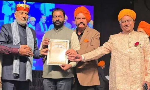 JAMMU: केशव को डोगरा लेगेसी अवॉर्ड मिला JAMMU: केशव को डोगरा लेगेसी अवॉर्ड मिला