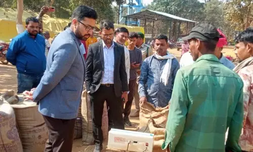 कलेक्टर ने आमाकोनी धान उपार्जन केंद्र पर किया औचक निरीक्षण