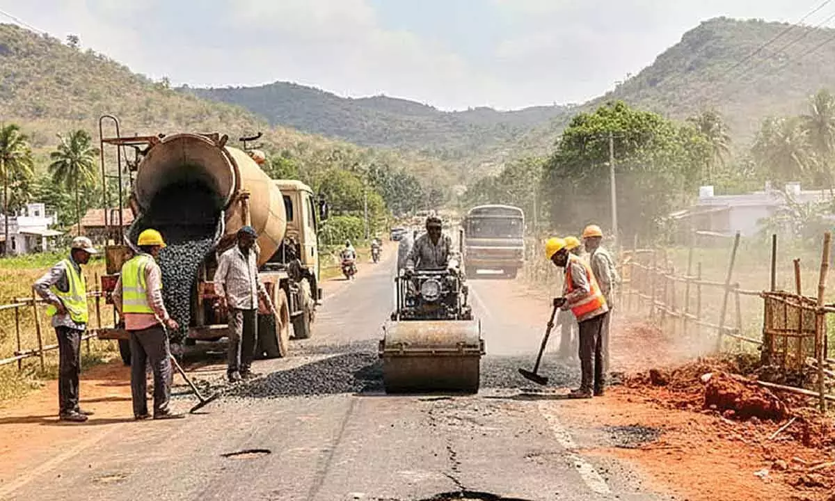 Andhra: मंत्री ने संक्रांति तक गड्ढों से मुक्त सड़कों का आदेश दिया Andhra: मंत्री ने संक्रांति तक गड्ढों से मुक्त सड़कों का आदेश दिया