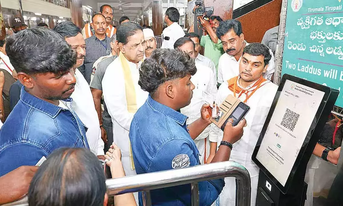 TTD चेयरमैन ने लड्डू काउंटरों पर अचानक निरीक्षण किया TTD चेयरमैन ने लड्डू काउंटरों पर अचानक निरीक्षण किया