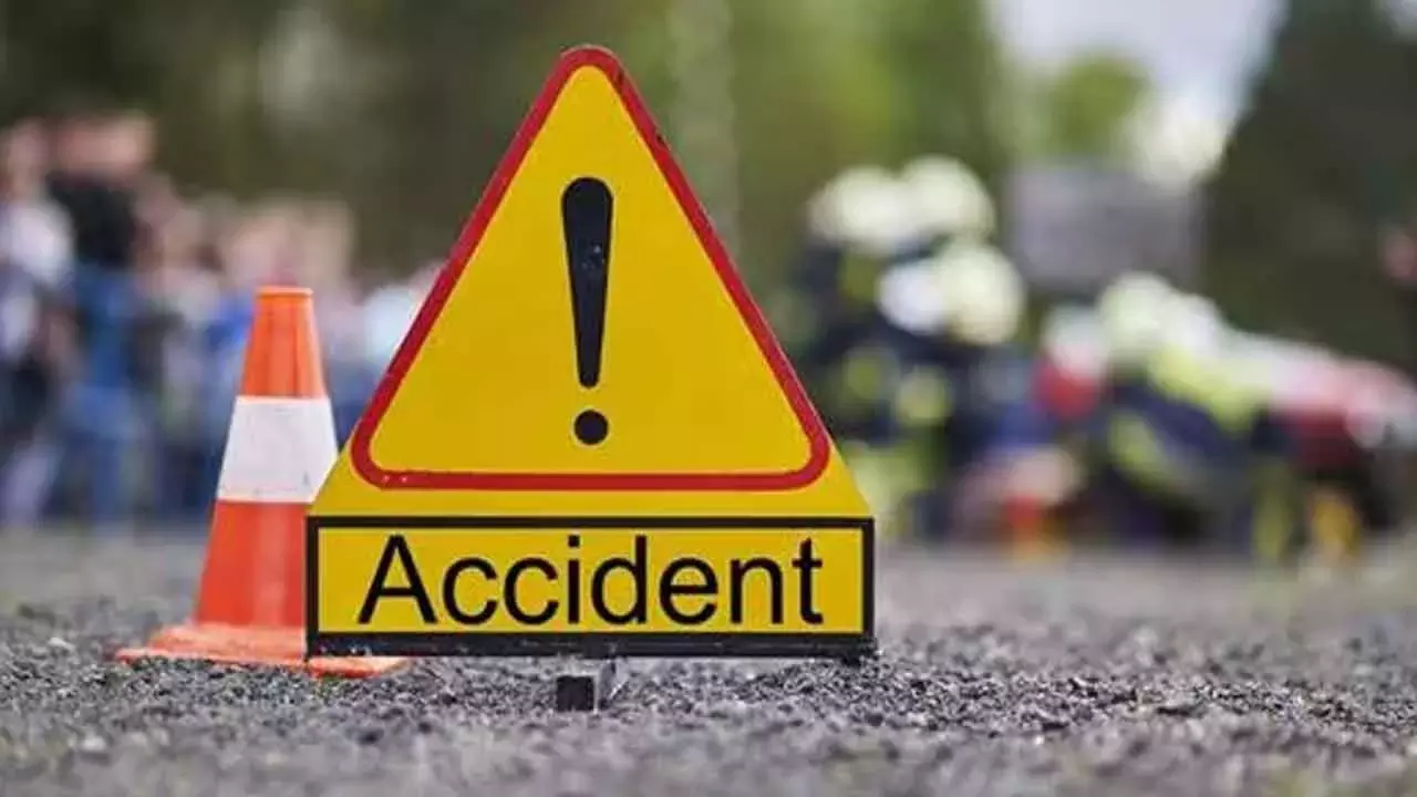 Guntur में खड़ी कार से बस टकराने से तीन लोगों की मौत हो गई Guntur में खड़ी कार से बस टकराने से तीन लोगों की मौत हो गई