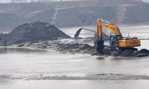 Chandigarh: अवैध खनन में इस्तेमाल की गई 2 जेसीबी मशीनें जब्त Chandigarh: अवैध खनन में इस्तेमाल की गई 2 जेसीबी मशीनें जब्त