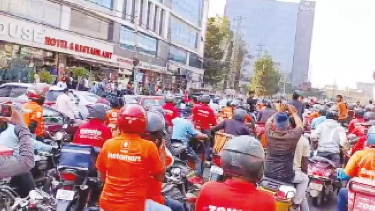 Delivery वर्कर सड़कों पर उतरे; बेहतर वेतन के लिए बाइक रैलियां निकालीं Delivery वर्कर सड़कों पर उतरे; बेहतर वेतन के लिए बाइक रैलियां निकालीं