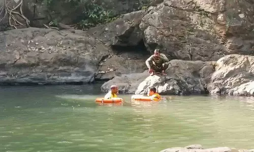 Odisha के मयूरभंज में सीताकुंड झरने पर पिकनिक के दौरान दो भाई डूब गए Odisha के मयूरभंज में सीताकुंड झरने पर पिकनिक के दौरान दो भाई डूब गए
