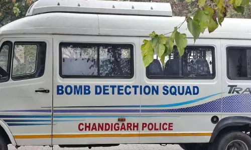 Chandigarh District कोर्ट में बम की धमकी से दहशत फैल गई, परिसर खाली कराया गया Chandigarh District कोर्ट में बम की धमकी से दहशत फैल गई, परिसर खाली कराया गया