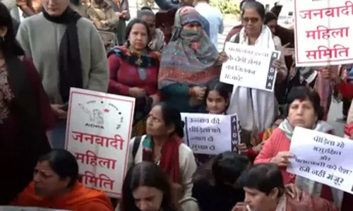कुलदीप सेंगर की जमानत के विरोध में महिलाओं ने दिल्ली हाईकोर्ट के बाहर किया प्रदर्शन कुलदीप सेंगर की जमानत के विरोध में महिलाओं ने दिल्ली हाईकोर्ट के बाहर किया प्रदर्शन