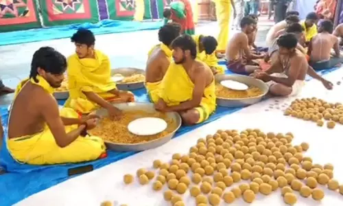 कर्नाटक : मैसूर के योग नरसिम्हास्वामी मंदिर में नए साल पर विशेष तैयारी, 2 लाख लड्डू तैयार कर्नाटक : मैसूर के योग नरसिम्हास्वामी मंदिर में नए साल पर विशेष तैयारी, 2 लाख लड्डू तैयार