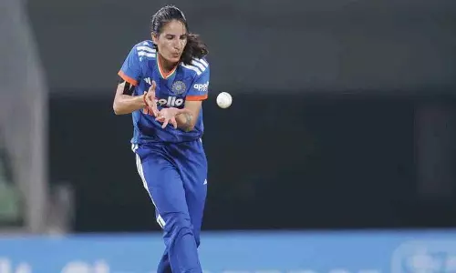 Renuka ने तीन विकेट लिए, श्रीलंका ने 10 ओवर में 4 विकेट गंवाए Renuka ने तीन विकेट लिए, श्रीलंका ने 10 ओवर में 4 विकेट गंवाए