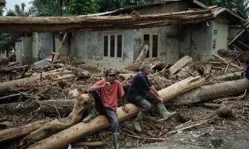 Aceh में तबाही के एक महीने बाद भी हाहाकार: 4.5 लाख लोग बेघर Aceh में तबाही के एक महीने बाद भी हाहाकार: 4.5 लाख लोग बेघर