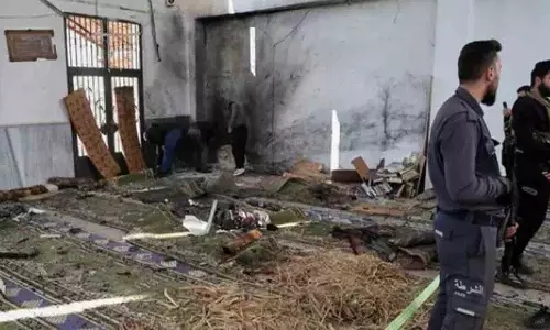 शुक्रवार की नमाज़ के दौरान Syria की मस्जिद में जानलेवा धमाका, 8 लोगों की मौत, 18 घायल शुक्रवार की नमाज़ के दौरान Syria की मस्जिद में जानलेवा धमाका, 8 लोगों की मौत, 18 घायल