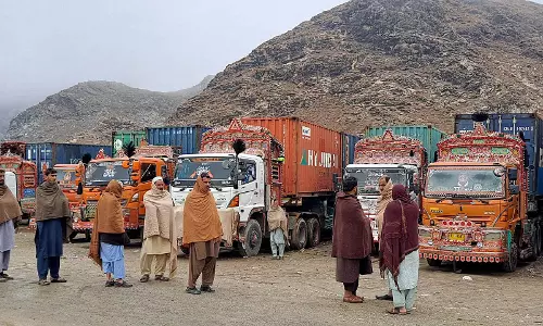 Pakistan: कराची बंदरगाह हड़ताल से माल ढुलाई लागत बढ़ी, व्यापार प्रभावित Pakistan: कराची बंदरगाह हड़ताल से माल ढुलाई लागत बढ़ी, व्यापार प्रभावित