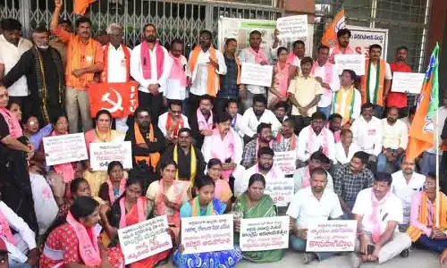 दुकानें गिराए जाने के विरोध में गोदावरीखानी में JAC की बाइक रैली